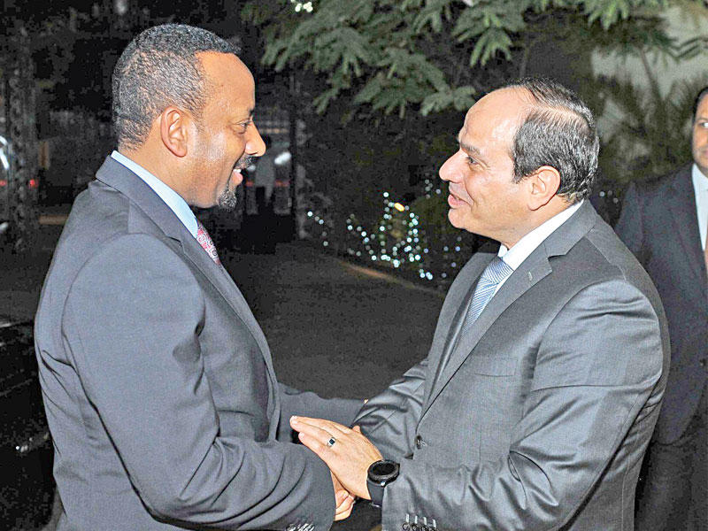 السيسي مستقبلاً أحمد بعد وصوله إلى القاهرة أمس الأول 