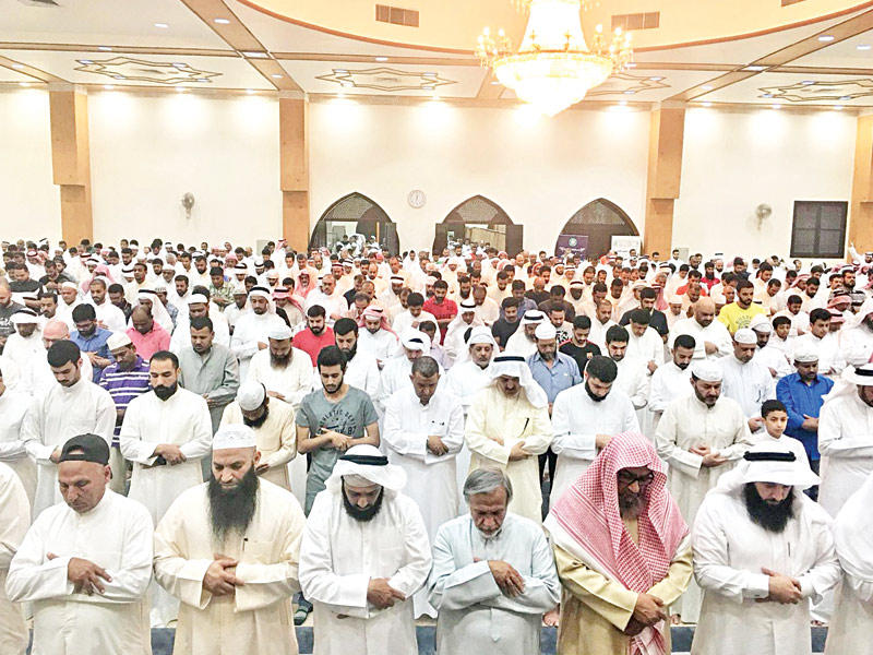 المصلون في أحد المراكز الرمضانية بـ «مبارك الكبير»