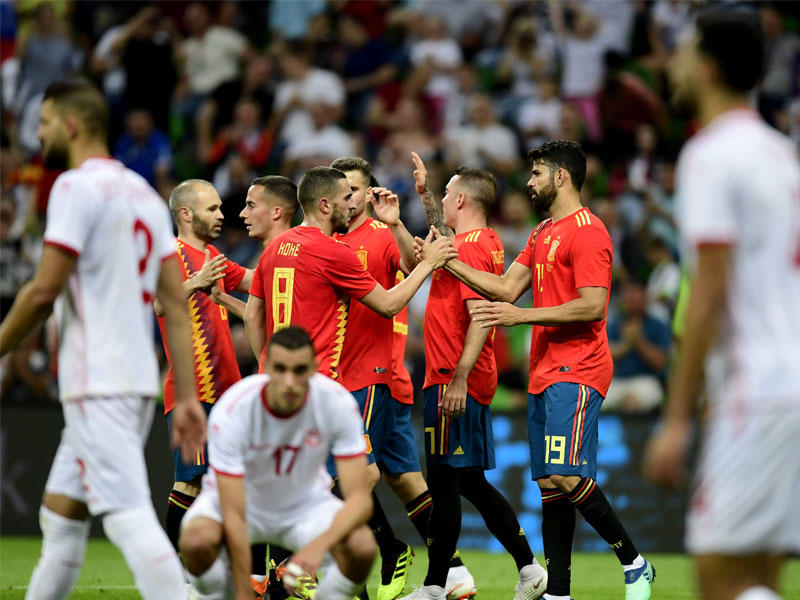 فرحة لاعبي المنتخب الإسباني بعد إحراز هدف في مرمى تونس