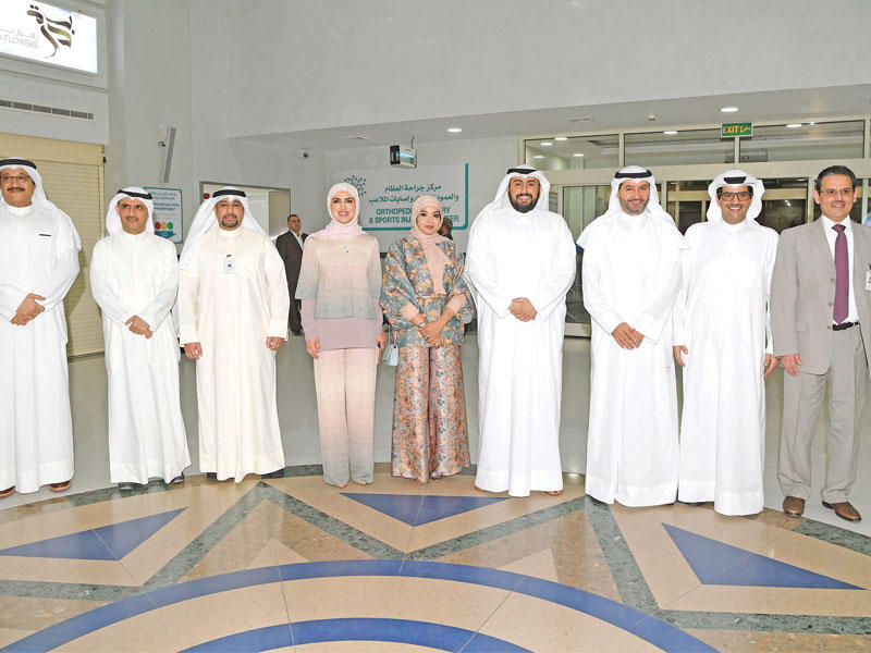 وزير الصحة يتوسط حمد المرزوق ومازن الناهض وأيمن المطوع وفاطمة النجار وعدداً من الضيوف