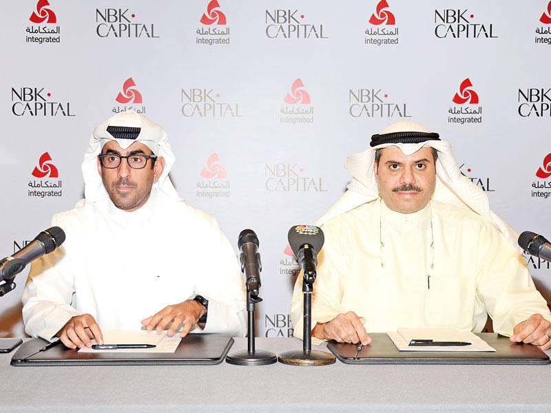 جاسم بودي الأول من اليمين وفيصل الحمد خلال المؤتمر الصحافي