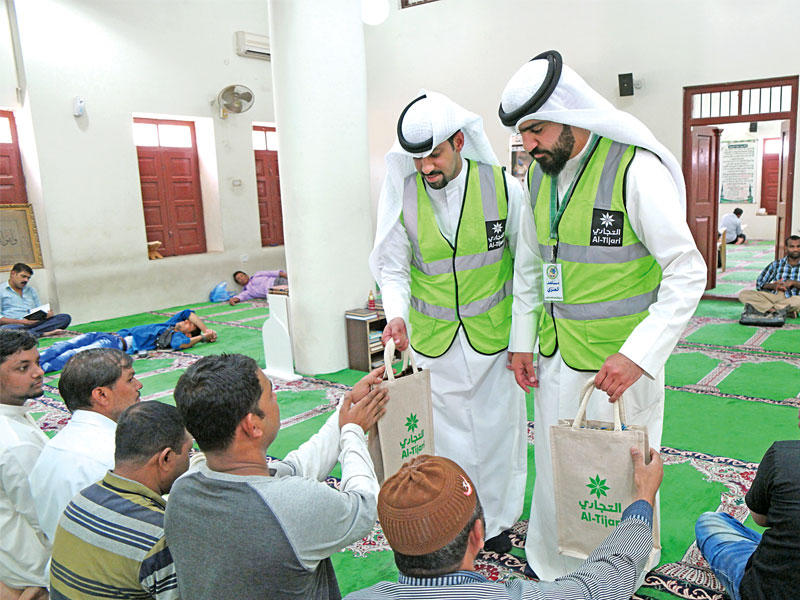 جانب من توزيع الهدايا