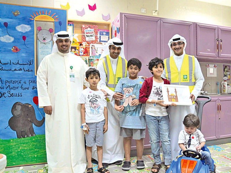 فريق «بيتك» مع الاطفال