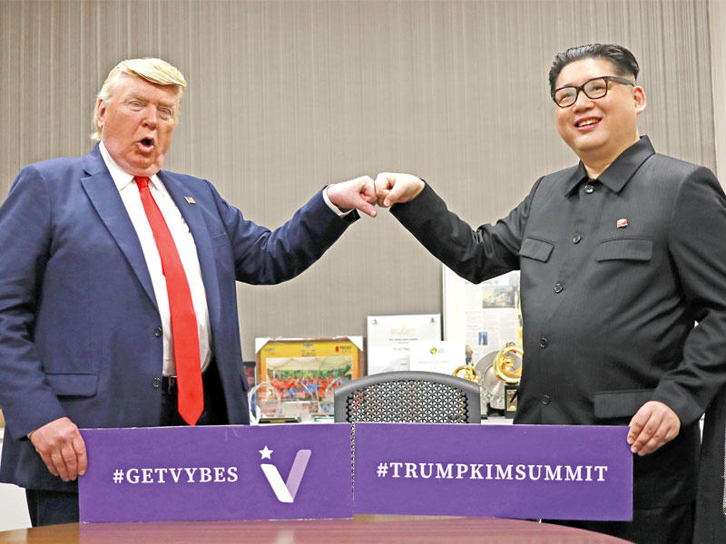 مقلدان لترامب وكيم في سنغافورة أمس          (اي بي ايه)