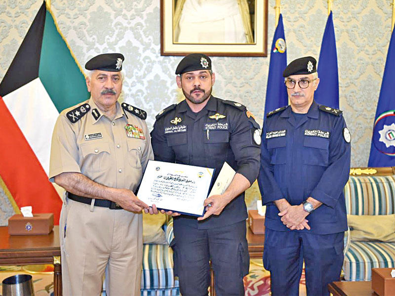 الدوسري مكرماً أحد المتميزين