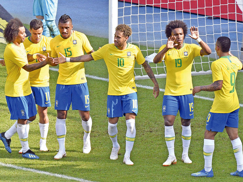 لاعبو المنتخب البرازيلي يحتفلون بالفوز على النمسا