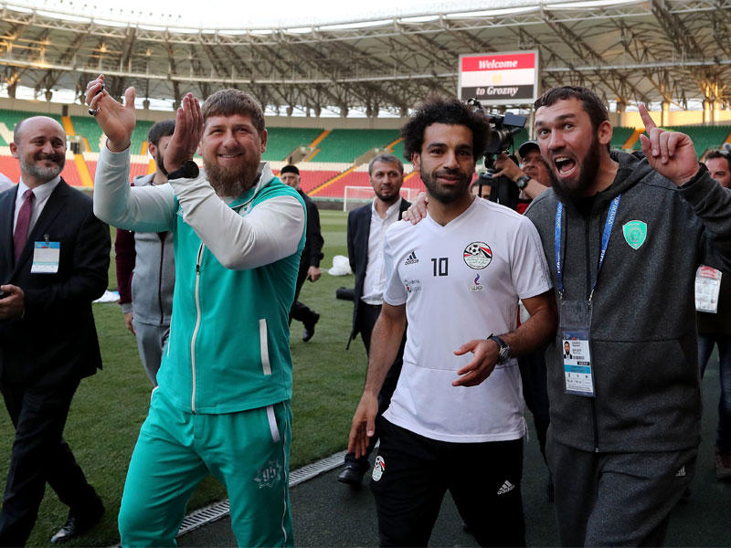 صلاح والرئيس الشيشاني خلال تدريبات المنتخب المصري