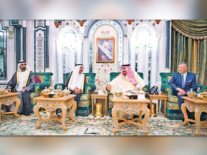 الأمير وخادم الحرمين يتوسطان عبدالله الثاني وبن راشد خلال قمة دعم الأردن