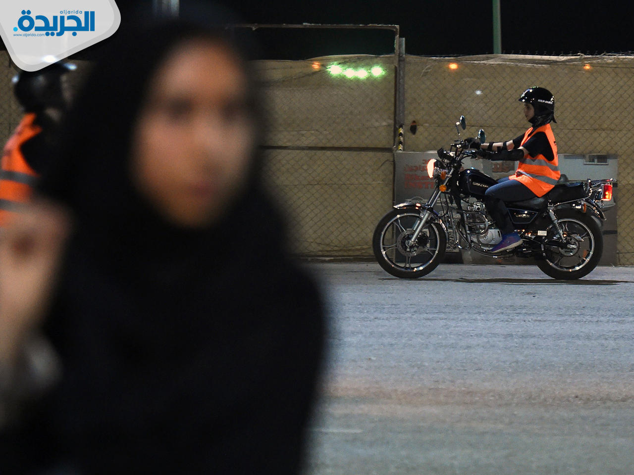 السعودية نورة خلال تدربها على قيادة الدراجة النارية