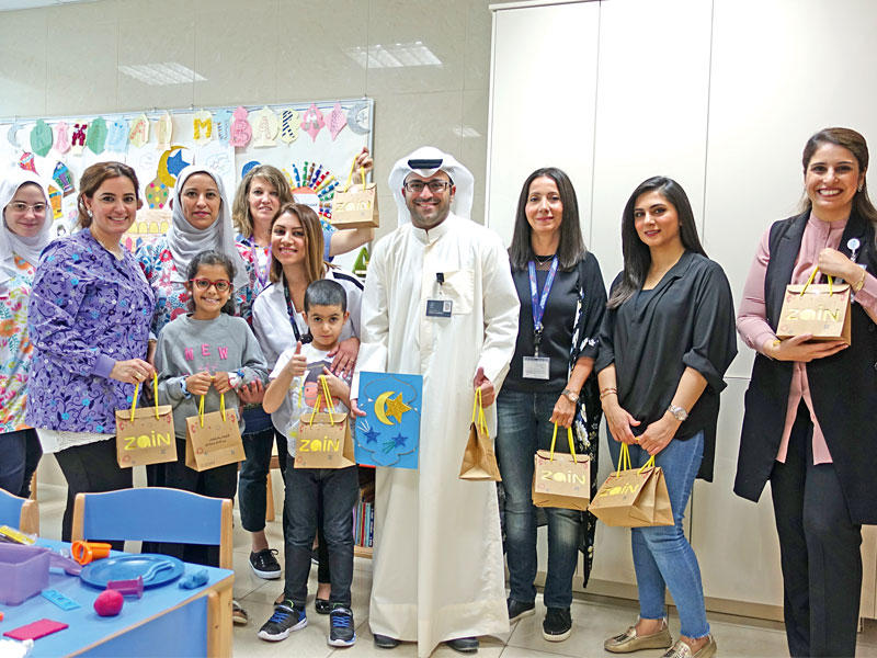 موظفو «زين» أثناء زيارتهم لأحد المستشفيات 