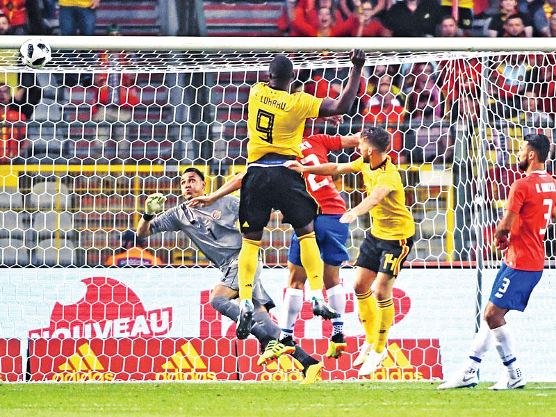 لوكاكو نجم المنتخب البلجيكي يحرز هدفا في مرمى كوستاريكا