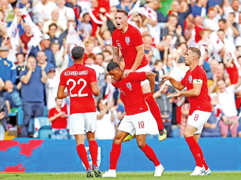 لاعبو المنتخب الإنكليزي خلال مباراة ودية سابقة