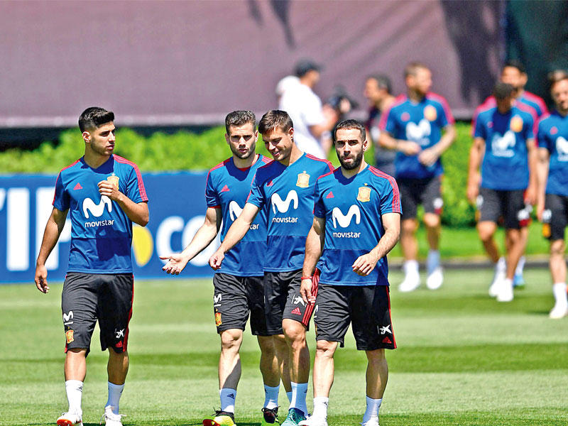 كارفاخال خلال تدريبات المنتخب الإسباني