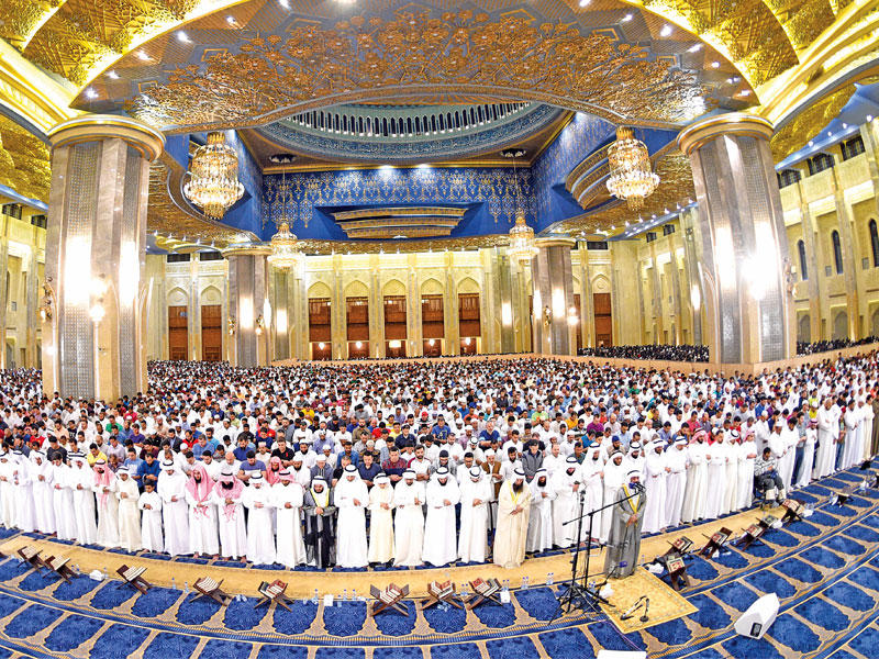 العفاسي يؤم المصلين في المسجد الكبير (تصوير نوفل إبراهيم)