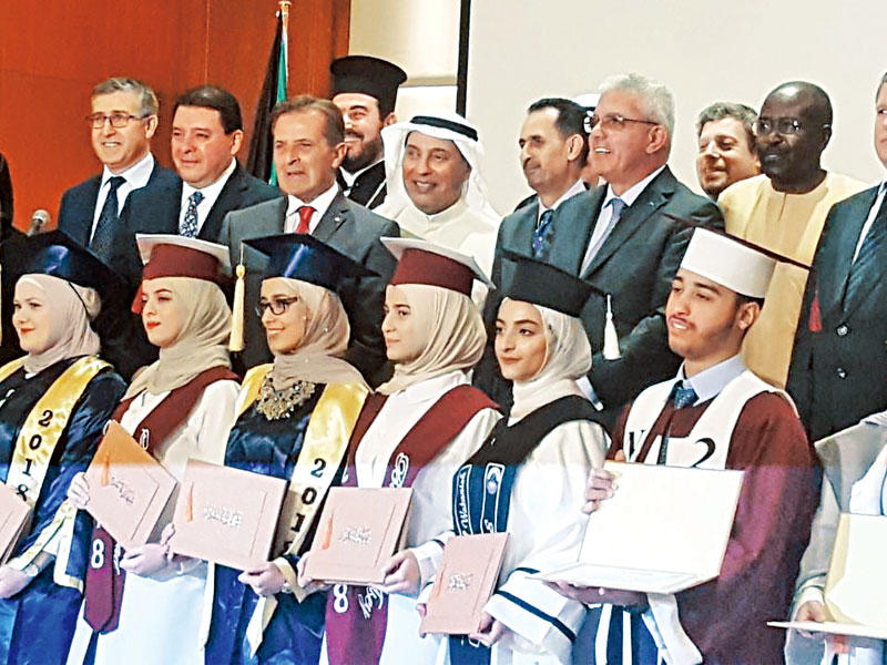 السفير طهبوب متوسطاً الطلبة والطالبات الفائقين