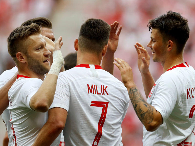 لاعبو بولندا يحتفلون بالفوز