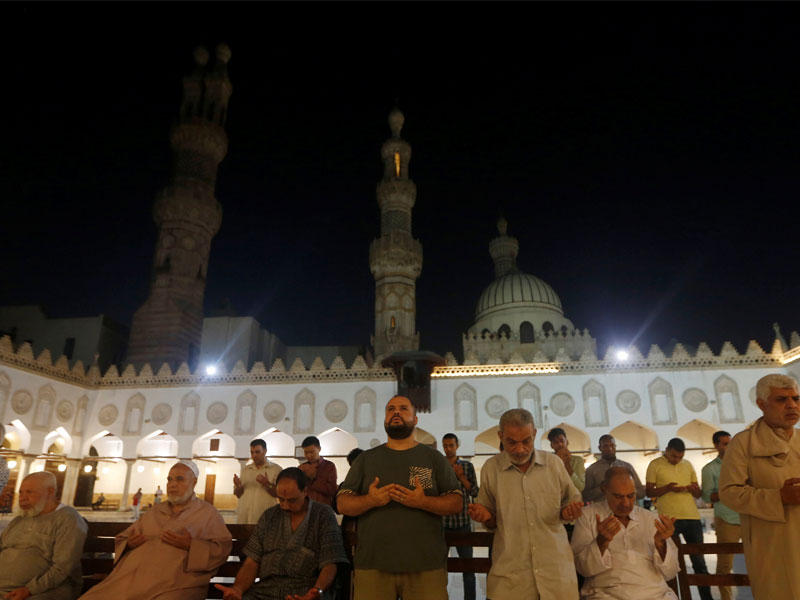 مصريون يؤدون صلاة المغرب خلال شهر رمضان المبارك في الجامع الأزهر