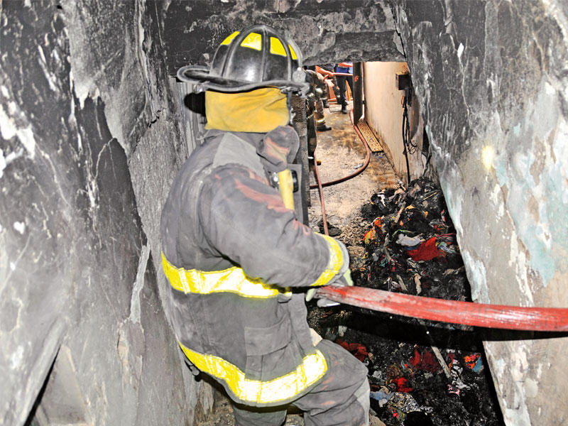 رجل إطفاء يكافح الحريق