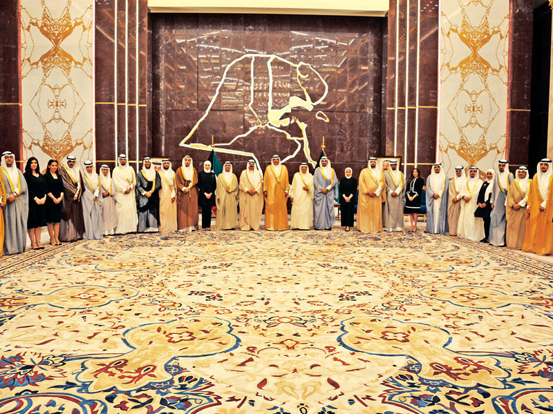 الخالد يتوسط الخريجين