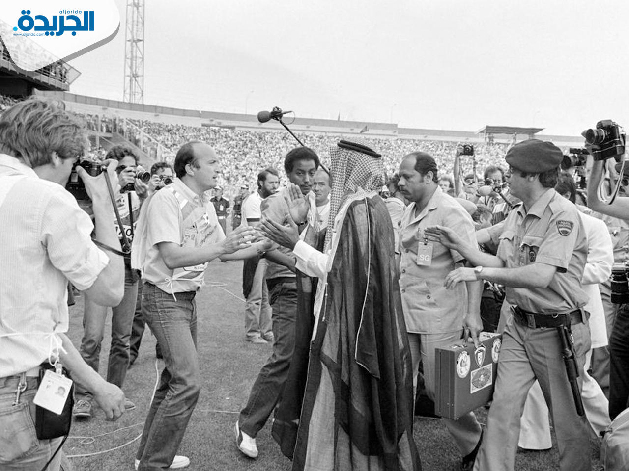 الشيخ فهد الأحمد على أرض الملعب للحديث مع الحكم