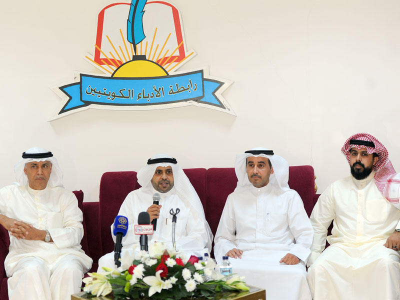 وزير الإعلام واليوحة في رابطة الأدباءn