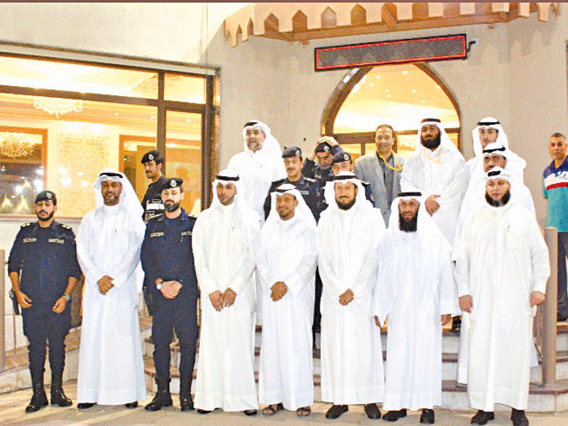 الشعيب والحيص يتوسطان المكرمين