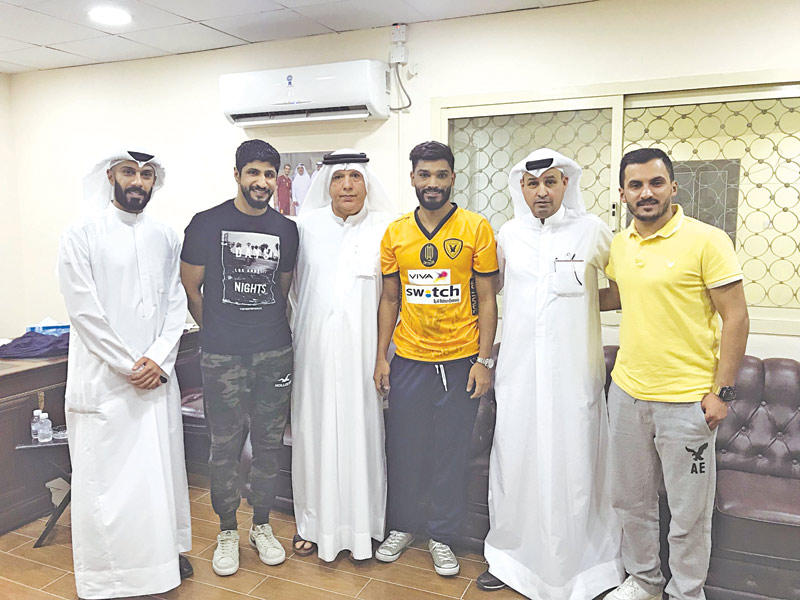 يوسف ناصر يتوسط أعضاء مجلس إدارة القادسية