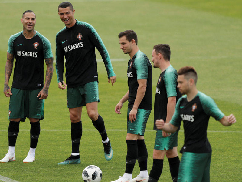 لاعبو المنتخب البرتغالي خلال التدريبات