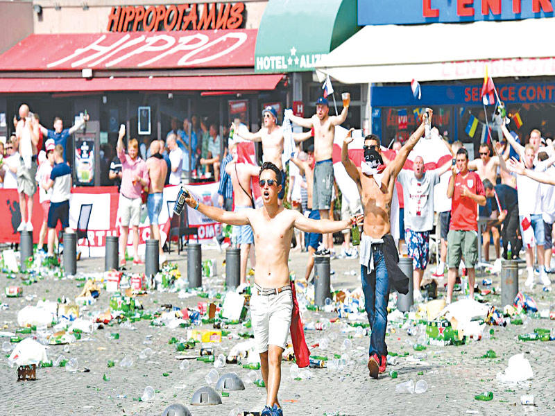 عدد من جماهير المنتخب الإنكليزي