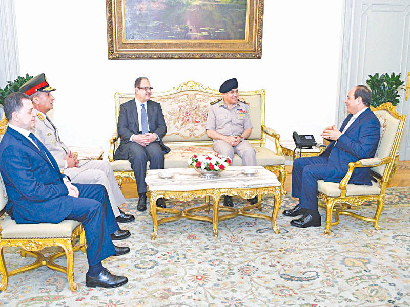 السيسي مستقبلاً وزيري الدفاع والداخلية السابقين والجديدين 