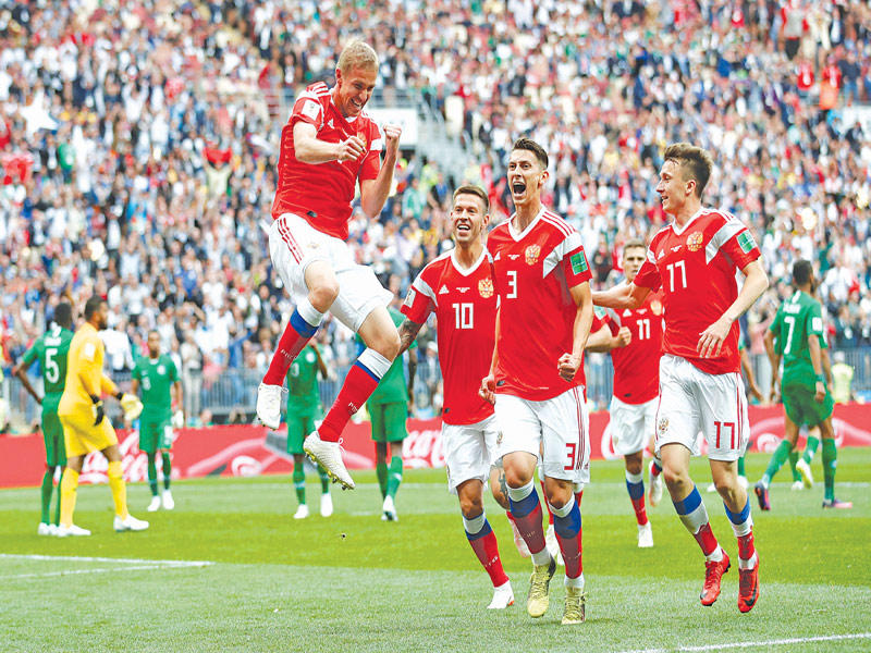 فرحة لاعبي المنتخب الروسي بعد إحراز الهدف الأول في مرمى السعودية