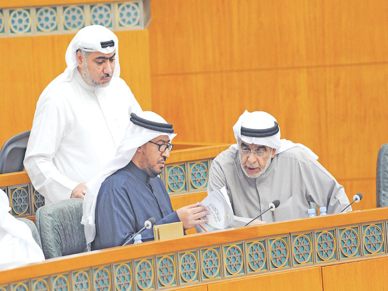 العفاسي وعبدالصمد والشطي في اجتماع سابق