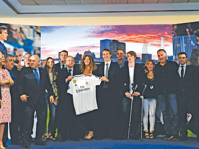 لوبيتيغي المدرب السابق للمنتخب الإسباني لدى تقديمه لوسائل الإعلام مدرباً لريال مدريد