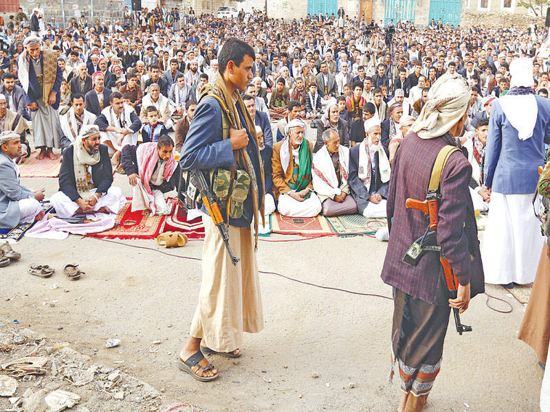 مقاتلان حوثيان خلال صلاة عيد الفطر في صنعاء أمس (إي بي ايه)