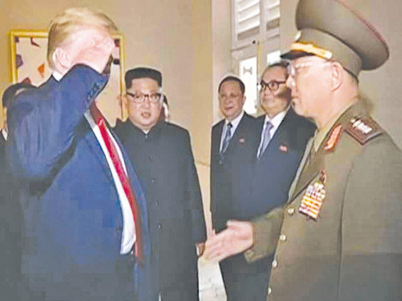 ترامب ملقياً التحية على الجنرال الشمالي