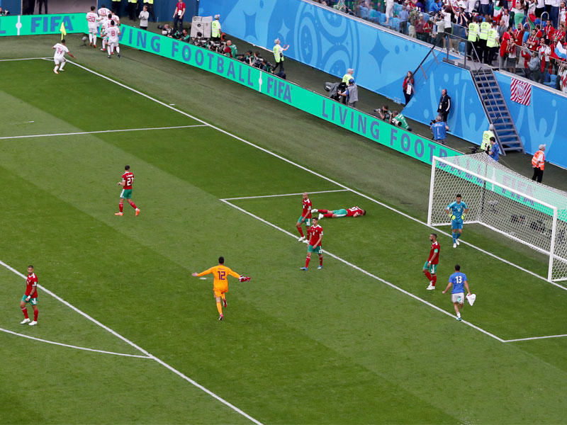 فرحة لاعبي المنتخب الايراني بهدف منتخب بلادهم في مرمى المغرب