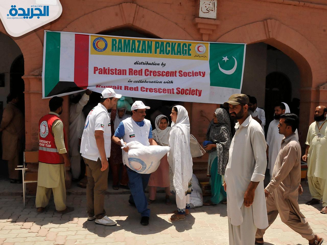  جمعية الهلال الاحمر الكويتي توزع مساعدات اغاثيه في منطقة أتوك الباكستانية