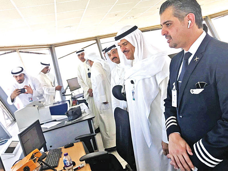 الحمود والفوزان خلال جولتهما في مطار الكويت