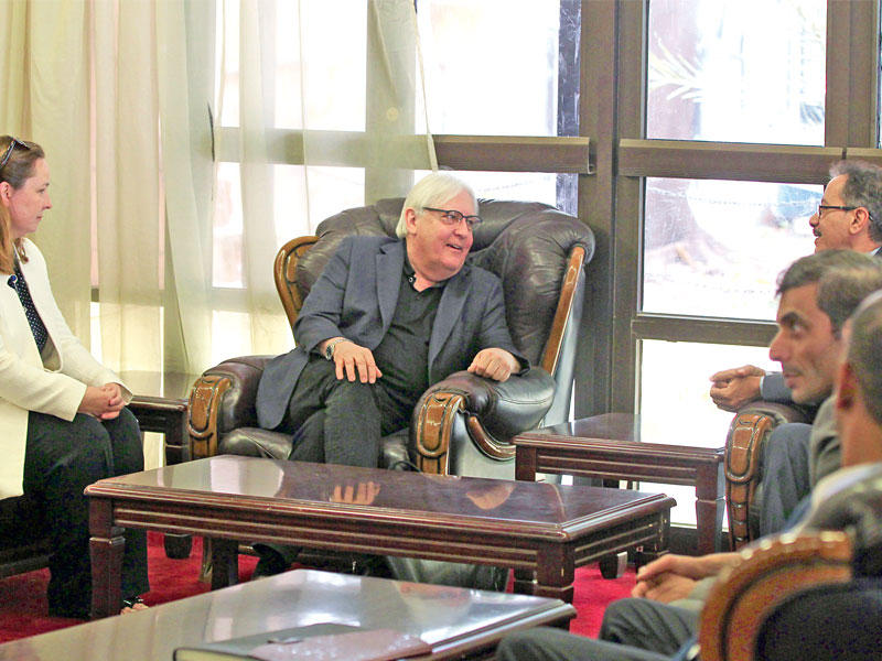 غريفيث مع القيادي الحوثي فيصل أبو راس بمطار صنعاء أمس       (أ ف ب)