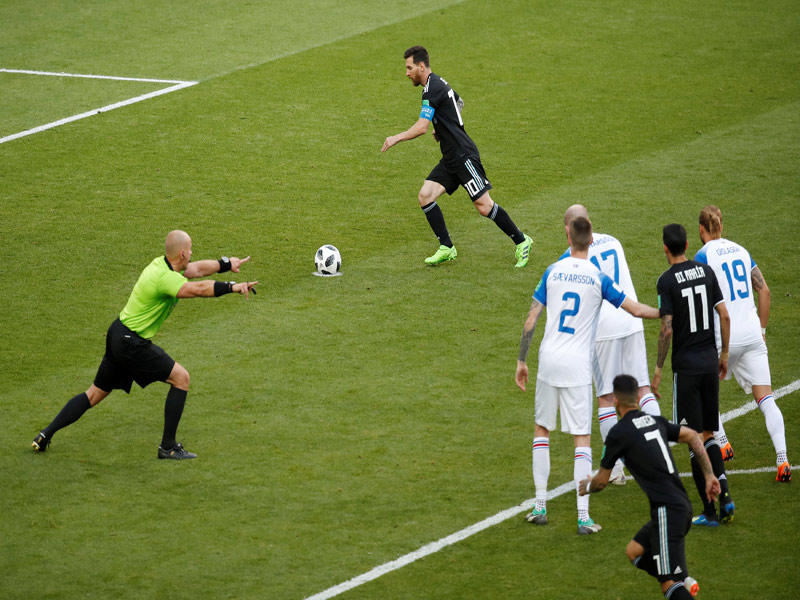 ميسي يسدد ضربة الجزاء