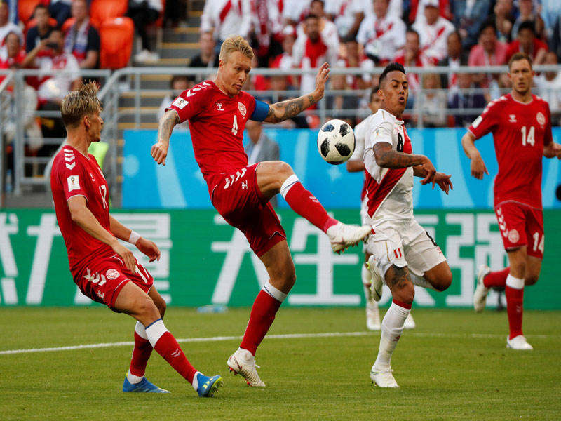 جانب من مباراة الدنمارك والبيرو