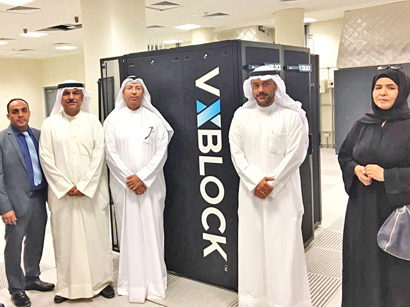 خالد الرشيد وهدى المطيري وطالب الصعيليك أثناء تسلم غرفة التشغيل الرئيسية بالمبنى الجديد