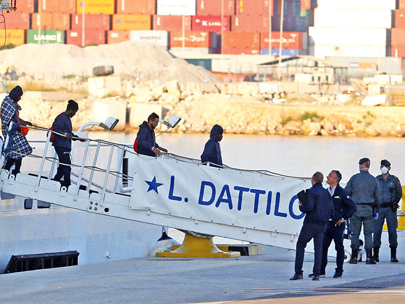 مهاجرون كانوا على متن «أكواريوس» يصلون إلى مطار فالنسيا في إسبانيا أمس (رويترز)