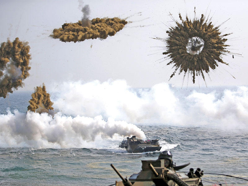 صورة أرشيفية من مناورة بحرية مشتركة بين سيول وواشنطن (رويترز)