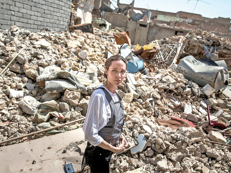 زارت المبعوثة الخاصة لمفوضية الأمم المتحدة السامية لشؤون اللاجئين الممثلة الأميركية أنجلينا جولي مدينة الموصل في شمال العراق، أمس الأول، ودعت المجتمع الدولي ألا ينسى سكان المدينة الذين يحاولون إعادة إعمارها، والتقت بعائلات من غرب الموصل، وسارت في شوارعها وسط الدمار الذي حل بها نتيجة الحرب ضد تنظيم داعش منها، وتبرعت نجمة هوليوود بمليوني دولار للأسر المتضررة. 
يذكر أن هذه الزيارة لجولي تعد الخامسة للعراق. (رويترز)