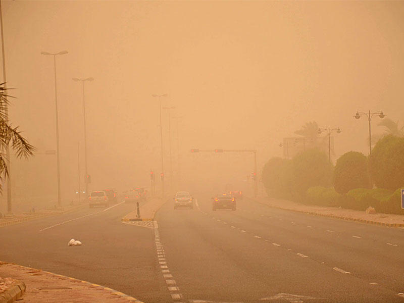 الغبار يحجب مناطق البلاد (تصوير خليل بوريني)n