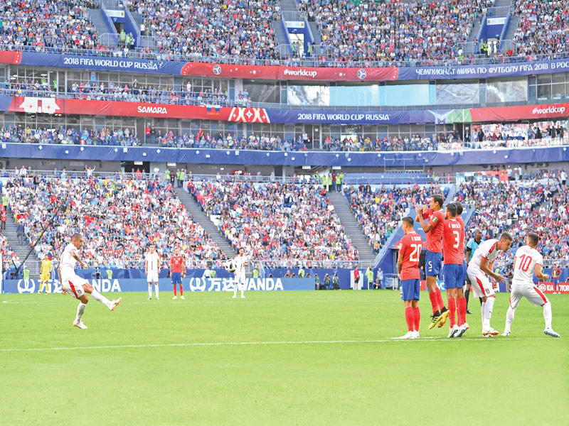 كولاروف نجم المنتخب الصربي يسدد الركلة الحرة التي جاء منها هدف المباراة