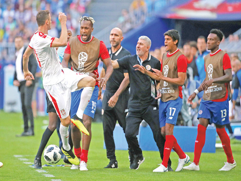 جانب من المشادة بين ماتيتش ولاعبي منتخب كوستاريكا