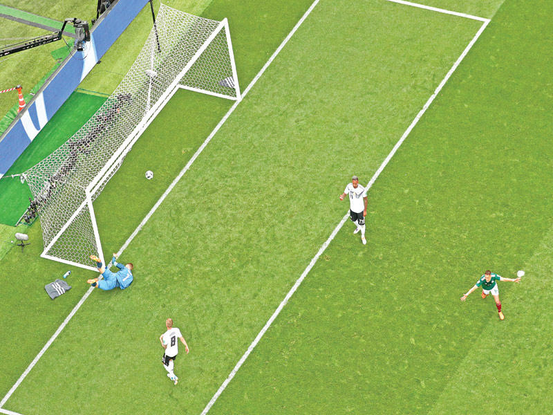 لوزانو نجم المنتخب المكسيكي يحرز هدفه في مرمى المانيا