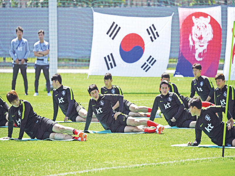 لاعبو المنتخب الكوري خلال التدريبات